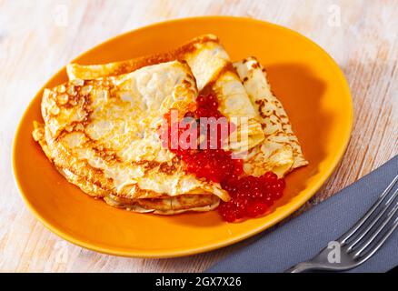 Crepes mit rotem Kaviar Stockfoto