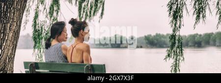 Mutter und Tochter glücklich zusammen im Pekinger Sommerpalast Seepark entspannen genießen ruhigen Sommertag Reisen in China. Zwei Frauen entspannen friedlich Stockfoto