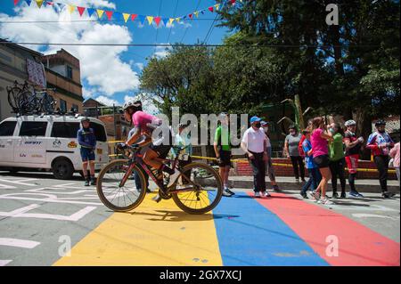 Bogota, Kolumbien. Oktober 2021. Die Einwohner des Viertels La Perseverancia unterstützen Radfahrer beim letzten Etappenfinale der Vuelta a Colombia Femenina 2021 in Bogotá, Kolumbien, waren Sieger der Phase Miryam Nuñez T: 02:34:49 aus Ecuador gewann, und Lilibeth Chacon T: 02:37:46 aus Venezuela gewann das Rennen. Kredit: Long Visual Press/Alamy Live Nachrichten Stockfoto