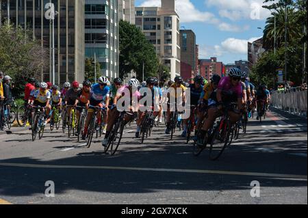 Bogota, Kolumbien. Oktober 2021. Gesamtansicht der Teilnehmer während des letzten Etappenfinals der Vuelta a Colombia Femenina 2021 in Bogotá, Kolumbien, waren Sieger der Phase Miryam Nuñez T: 02:34:49 aus Ecuador gewann, und Lilibeth Chacon T: 02:37:46 aus Venezuela gewann das Gesamtfinale. Kredit: Long Visual Press/Alamy Live Nachrichten Stockfoto