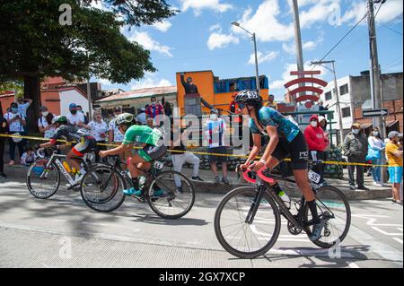 Bogota, Kolumbien. Oktober 2021. Die Einwohner des Viertels La Perseverancia unterstützen Radfahrer beim letzten Etappenfinale der Vuelta a Colombia Femenina 2021 in Bogotá, Kolumbien, waren Sieger der Phase Miryam Nuñez T: 02:34:49 aus Ecuador gewann, und Lilibeth Chacon T: 02:37:46 aus Venezuela gewann das Rennen. Kredit: Long Visual Press/Alamy Live Nachrichten Stockfoto