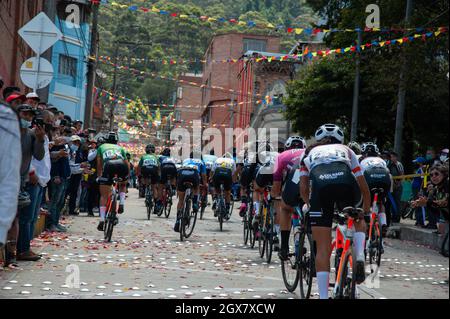 Bogota, Kolumbien. Oktober 2021. Die Einwohner des Viertels La Perseverancia unterstützen Radfahrer beim letzten Etappenfinale der Vuelta a Colombia Femenina 2021 in Bogotá, Kolumbien, waren Sieger der Phase Miryam Nuñez T: 02:34:49 aus Ecuador gewann, und Lilibeth Chacon T: 02:37:46 aus Venezuela gewann das Rennen. Kredit: Long Visual Press/Alamy Live Nachrichten Stockfoto