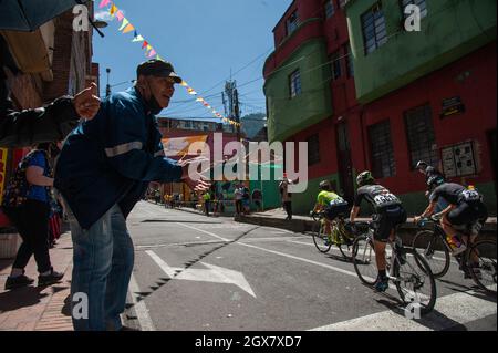 Bogota, Kolumbien. Oktober 2021. Die Einwohner des Viertels La Perseverancia unterstützen Radfahrer beim letzten Etappenfinale der Vuelta a Colombia Femenina 2021 in Bogotá, Kolumbien, waren Sieger der Phase Miryam Nuñez T: 02:34:49 aus Ecuador gewann, und Lilibeth Chacon T: 02:37:46 aus Venezuela gewann das Rennen. Kredit: Long Visual Press/Alamy Live Nachrichten Stockfoto