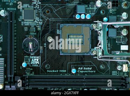 Komplexe elektronische Schaltungen der Hauptplatine des Computers, Ein leistungsfähiger Computerprozessor und ein modernes Motherboard. Stockfoto