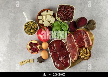 Eisenhaltige Lebensmittel, darunter Eier, Nüsse, Spinat, Bohnen, Tofu, Leber, Rindfleisch, Rote Beete, Muscheln, Und dunkle Schokolade. Stockfoto