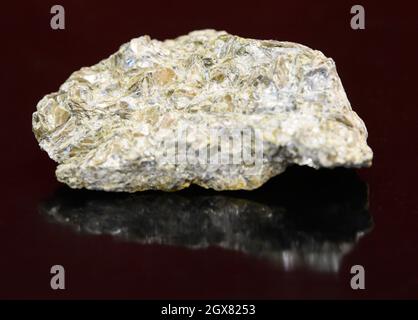 04. Oktober 2021, Sachsen, Altenberg: Beim "Rohstofftag" des Sächsischen Wirtschaftsministeriums im Arno-Lippmann-Schacht liegt ein mit Lithium durchsetztes Stück Erz auf einem Tisch. Im Zinnwald, unter dem Erzgebirge an der deutsch-tschechischen Grenze, will die Deutsche Lithium GmbH eine Mine und eine Verarbeitungsanlage bauen. Die Lagerstätte wird auf rund 125,000 Tonnen Lithium geschätzt - und gilt laut der Sächsischen Oberbergbaubehörde als eine der größten Lagerstätten in Europa. Die Deutsche Lithium startete das Projekt in Sachsen im Jahr 2010. Foto: Robert Michael/dpa Stockfoto