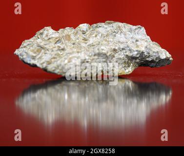 04. Oktober 2021, Sachsen, Altenberg: Beim "Rohstofftag" des Sächsischen Wirtschaftsministeriums im Arno-Lippmann-Schacht liegt ein mit Lithium durchsetztes Stück Erz auf einem Tisch. Im Zinnwald, unter dem Erzgebirge an der deutsch-tschechischen Grenze, will die Deutsche Lithium GmbH eine Mine und eine Verarbeitungsanlage bauen. Die Lagerstätte wird auf rund 125,000 Tonnen Lithium geschätzt - und gilt laut der Sächsischen Oberbergbaubehörde als eine der größten Lagerstätten in Europa. Die Deutsche Lithium startete das Projekt in Sachsen im Jahr 2010. Foto: Robert Michael/dpa-Zent Stockfoto