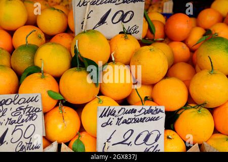 Italienische Orangen, die von einem Obsthändler auf dem Catania-Markt, Sizilien, Italien, ausgestellt wurden. Stockfoto