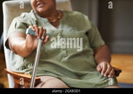 Beschnittenes Porträt einer älteren afroamerikanischen Frau, die im Pflegeheim Stock hält, Kopierraum Stockfoto