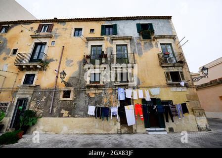 Schöne alte Gebäude in Isola di Ortigia, Syrakus, Italien. Stockfoto