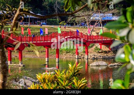 Rote Brücke auf dem Sam Mountain, Chau Doc, Mekong. Stockfoto