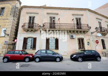 Schöne alte Gebäude in Isola di Ortigia, Syrakus, Italien. Stockfoto