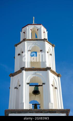 Schöner weißer Glockenturm im Dorf Pyrgos, Santorini, Griechenland Stockfoto