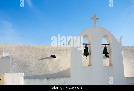 Weißer traditioneller Glockenturm in Pyrgos Kallistis, Santorini, Griechenland Stockfoto