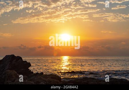 Schöner goldener Sonnenuntergang über dem Mittelmeer in Alanya, Türkei. Stockfoto