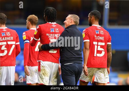 NOTTINGHAM, GROSSBRITANNIEN. 2. OKTOBER Steve Cooper, Cheftrainer von Nottingham Forest, feiert am Samstag, den 2. Oktober 2021, den Sieg mit Djed Spence aus Nottingham Forest beim Sky Bet Championship-Spiel zwischen Birmingham City und Nottingham Forest in St. Andrews, Birmingham. (Kredit: Jon Hobley | MI News) Kredit: MI Nachrichten & Sport /Alamy Live News Stockfoto