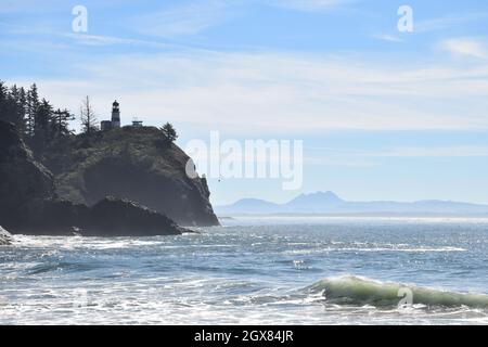 Cape Disappointment Lighthouse vom Waikiki Beach, Cape Disappointment State Park, Long Beach Peninsula, Pacific County, Washington State, USA. Stockfoto