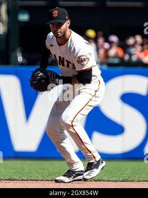 C Oktober 03 2021 San Francisco CA, USA Der zweite Baseman von San Francisco, Tommy La Stella (18), spielt während des MLB-Spiels zwischen den San Diego Padres und den San Francisco Giants im Feld. Giants gewann 11-4 und gewann die NL West Championship im Oracle Park San Francisco Calif. Thurman James/CSM Stockfoto