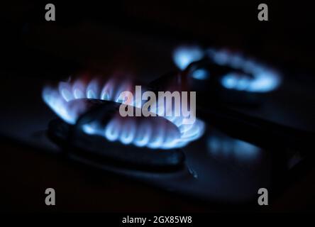 Stuttgart, Deutschland. Oktober 2021. Zwei Gasflammen brennen auf einem Küchenherd. Gas und Strom sind in Europa teurer als seit langem. Quelle: Marijan Murat/dpa/Alamy Live News Stockfoto