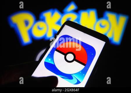 Ukraine. Oktober 2021. In dieser Abbildung ist ein Pokémon Go-Logo auf einem Smartphone und einem pc-Bildschirm zu sehen. Kredit: SOPA Images Limited/Alamy Live Nachrichten Stockfoto