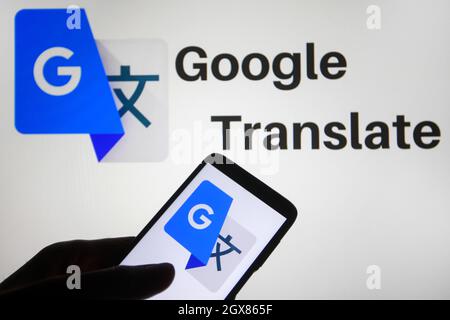 Ukraine. Oktober 2021. In dieser Abbildung ist ein Google Translate-Logo auf einem Smartphone und einem pc-Bildschirm zu sehen. Kredit: SOPA Images Limited/Alamy Live Nachrichten Stockfoto