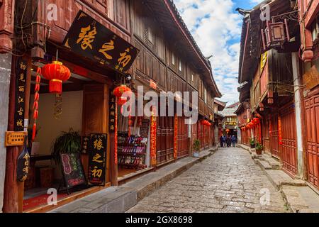 Yunnan, China - 22. März 2016: Alte historische Holzhäuser in der antiken Stadt Lijiang. Stockfoto