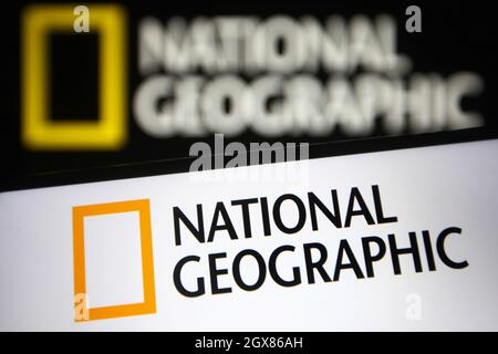 Ukraine. Oktober 2021. In dieser Abbildung ist ein National Geographic-Logo auf einem Smartphone und einem pc-Bildschirm zu sehen. (Foto von Pavlo Gonchar/SOPA Images/Sipa USA) Quelle: SIPA USA/Alamy Live News Stockfoto