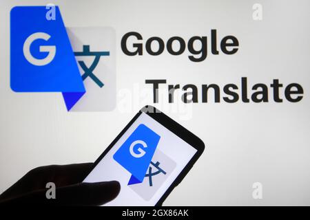 Ukraine. Oktober 2021. In dieser Abbildung ist ein Google Translate-Logo auf einem Smartphone und einem pc-Bildschirm zu sehen. (Foto von Pavlo Gonchar/SOPA Images/Sipa USA) Quelle: SIPA USA/Alamy Live News Stockfoto