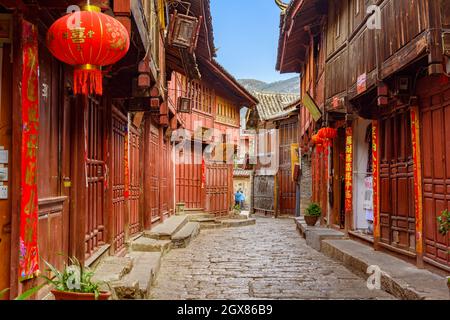 Yunnan, China - 22. März 2016: Alte historische Holzhäuser in der antiken Stadt Lijiang. Stockfoto