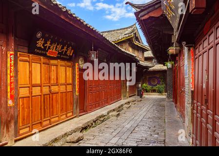 Yunnan, China - 22. März 2016: Alte historische Holzhäuser in der antiken Stadt Lijiang. Stockfoto