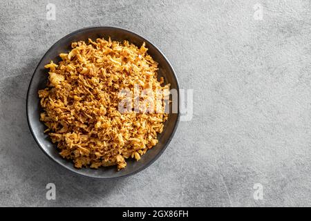 Stücke gebratener Zwiebeln auf dem Teller. Draufsicht. Stockfoto