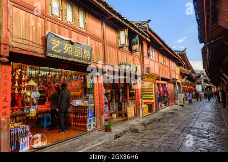 Yunnan, China - 22. März 2016: Alte historische Holzhäuser in der antiken Stadt Lijiang. Stockfoto