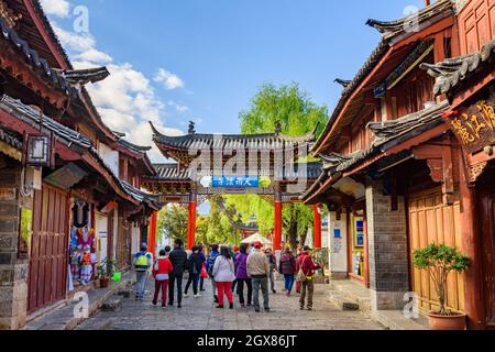 Yunnan, China - 22. März 2016: Altes historisches Stadttor in der alten Stadt Lijiang. Stockfoto