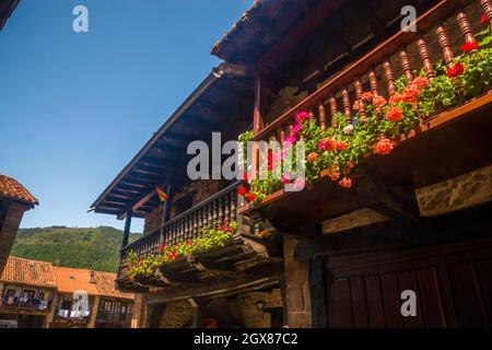 Balkone traditioneller Häuser. Barcena Mayor, Kantabrien, Spanien. Stockfoto