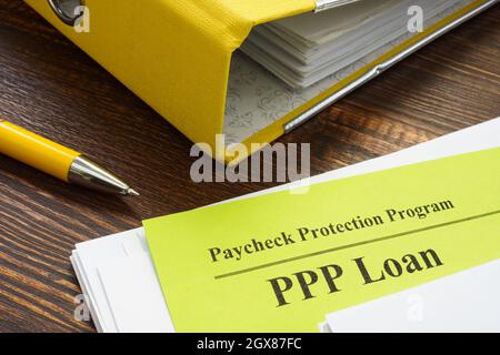 Paycheck Protection Program oder PPP Darlehen Papiere und gelbe Ordner. Stockfoto