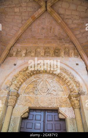 Romanisches Tympanon. Virgen de la Peña Heiligtum, Sepulveda, Provinz Segovia, Castilla Leon, Spanien. Stockfoto