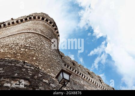 Sermoneta , Italien , 12. September 2021, Caetani Burg im mittelalterlichen Dorf Sermoneta , Steinmauern und Wehrturm Stockfoto