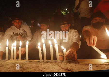 Mitglieder der National Students' Union of India (NSUI) führen einen Offenherzmarsch gegen die Tötung von Bauern in Lakhimpur durch und fordern am Montag, den 04. Oktober 2021, die Verhaftung des Täters in Neu-Delhi, Indien. Foto von Anshuman Akash/ABACAPRESS.COM Stockfoto