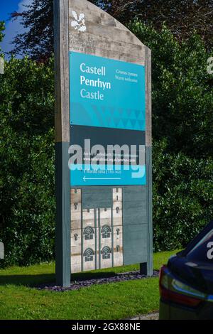 Schild des Eingangstors zum Penrhyn Castle and Gardens (National Trust) Stockfoto