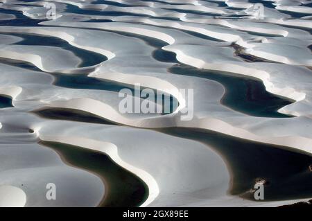 Luftaufnahme von Seen und Dünen des Lenois Maranhenses National Park, Maranh‹o, Brasilien Stockfoto