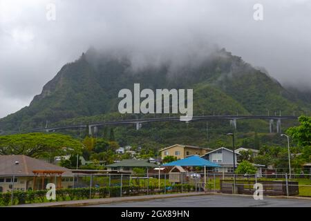 Windward Oahu Nachbarschaft mit Blick auf die Koolau Berge und H3 Autobahn an einem bewölkten Tag, Oahu, Hawaii, USA Stockfoto