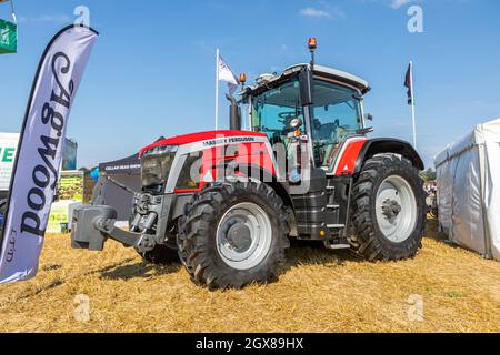Ein Massey Ferguson 8S.225 Allradantrieb Traktor. Stockfoto