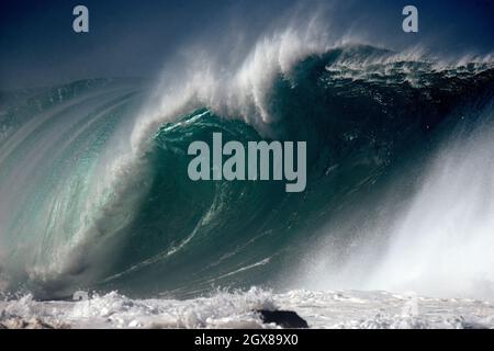 Riesige Meereswelle bricht an der Waimea Bay, Nordküste von Oahu, Hawaii, USA Stockfoto