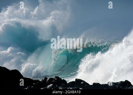 Riesige Meereswelle bricht an der Waimea Bay, Nordküste von Oahu, Hawaii, USA Stockfoto