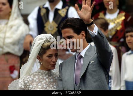 Der im Exil verbannte Kronprinz Pavlos von Griechenland nach seiner Hochzeit mit Erbin Marie-Chantal Miller in der griechisch-orthodoxen Kathedrale St. Sophia in Bayswater, London. Stockfoto