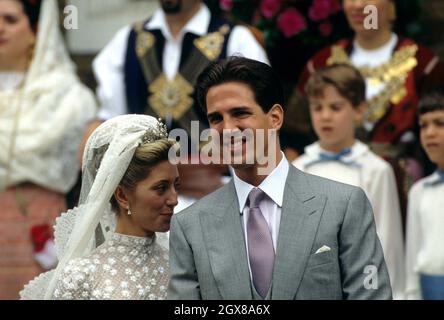 Der im Exil verbannte Kronprinz Pavlos von Griechenland nach seiner Hochzeit mit Erbin Marie-Chantal Miller in der griechisch-orthodoxen Kathedrale St. Sophia in Bayswater, London. Stockfoto