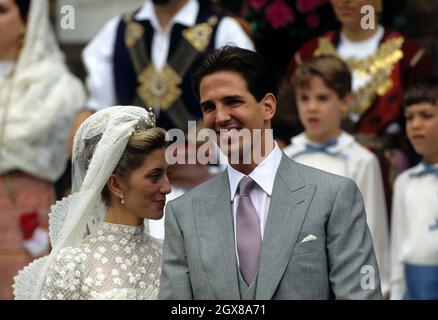 Der im Exil verbannte Kronprinz Pavlos von Griechenland nach seiner Hochzeit mit Erbin Marie-Chantal Miller in der griechisch-orthodoxen Kathedrale St. Sophia in Bayswater, London. Stockfoto