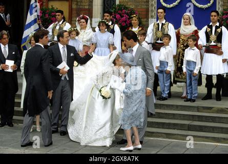 Der im Exil verbannte Kronprinz Pavlos von Griechenland und seine Frau Marie-Chantal Miller begrüßen die Gäste nach ihrer Hochzeit vor der griechisch-orthodoxen Kathedrale St. Sophia in Bayswater, London Stockfoto