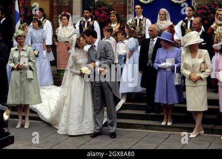 Der im Exil verbannte Kronprinz Pavlos von Griechenland nach seiner Hochzeit mit Erbin Marie-Chantal Miller in der griechisch-orthodoxen Kathedrale St. Sophia in Bayswater, London. Königin Anne-Marie von Griechenland (l) blickt auf König Hussein, die Königin und Königin Noor von Jordanien Stockfoto