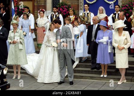 Der im Exil verbannte Kronprinz Pavlos von Griechenland nach seiner Hochzeit mit Erbin Marie-Chantal Miller in der griechisch-orthodoxen Kathedrale St. Sophia in Bayswater, London. Königin Anne-Marie von Griechenland (l) blickt auf König Hussein, die Königin und Königin Noor von Jordanien Stockfoto